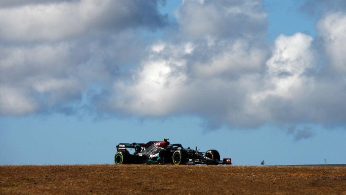 PORTIMAO, PORTUGAL - OCTOBER 23: Valtteri Bottas of Finland driving the (77) Mercedes AMG Petronas F1 Team Mercedes W11 drives on track during practice ahead of the F1 Grand Prix of Portugal at Autodromo Internacional do Algarve on October 23, 2020 in Portimao, Portugal. (Photo by Rudy Carezzevoli/Getty Images)
