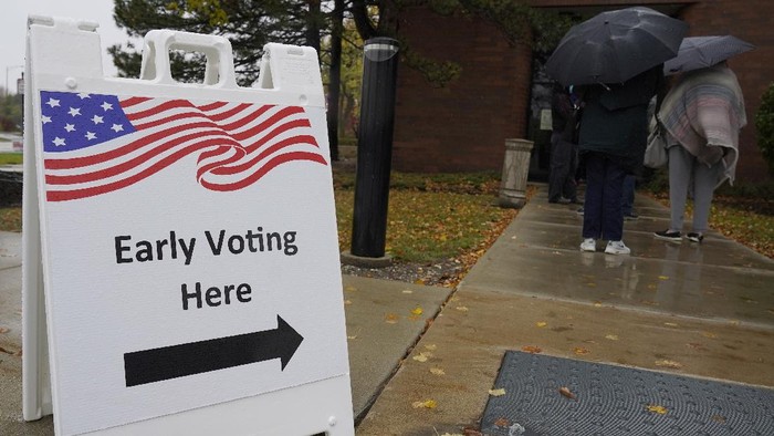 People wait in line during early voting at Elk Grove Village Hall in Elk Grove Village, Ill., Friday, Oct. 23, 2020. (AP Photo/Nam Y. Huh)