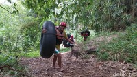 Jadi tak perlu khawatir akan tenggelam, karena sungai ini juga tidak begitu dalam dan banyak bebatuan. Setiap hari sekitar lebih dari 5 sampai 6 rombongan mencoba wahana ini. Apalagi, saat akhir pekan.