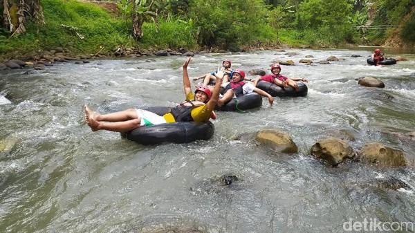 Kondisi trek yang dilalui cukup menantang dan berkelok. Setidaknya ada tujuh jeram yang akan membawa keseruan wisatawan seperti terbawa hanyut aliran sungai. Kondisi trek yang dilalui cukup menantang dan berkelok. Setidaknya ada tujuh jeram yang akan membawa keseruan wisatawan seperti terbawa hanyut aliran sungai.