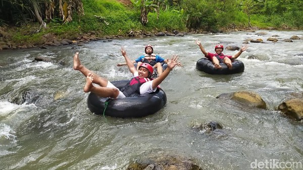 Buat traveler yang suka bermain air dan mencari tempat wisata yang asyik dan menantang saat cuti bersama, Sedekan River Tubing bisa jadi rekomendasi untuk liburan akhir pekan di Ciamis. Waktu tempuhnya cukup dekat, hanya 15 menit dari pusat kota Ciamis. Buat traveler yang suka bermain air dan mencari tempat wisata yang asyik dan menantang saat cuti bersama, Sedekan River Tubing bisa jadi rekomendasi untuk liburan akhir pekan di Ciamis. Waktu tempuhnya cukup dekat, hanya 15 menit dari pusat kota Ciamis.