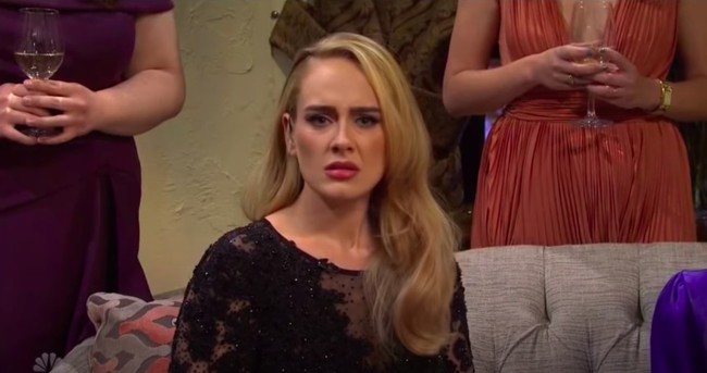 Mantan istri Simon Konecki itu pun mempesona para penonton dalam penampilan pertamanya setelah mentransformasi bentuk tubuh. Wanita asal Inggris tersebut tampil cantik mengenakan dress dan atasan hitam yang membentuk tubuh barunya. Foto: YouTube Daydreamer