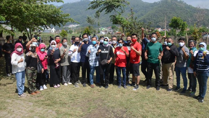 Wali Kota Batu, Dewanti Rumpoko menjamu anggota AMSI Jatim sarapan pagi di tengah persawahan. Mereka ke lokasi dengan berjalan kaki.