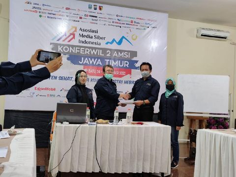 Wali Kota Batu, Dewanti Rumpoko menjamu anggota AMSI Jatim sarapan pagi di tengah persawahan. Mereka ke lokasi dengan berjalan kaki.