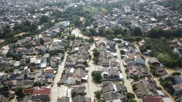 Foto udara banjir yang merendam perumahan Villa Jatirasa, Bekasi, Jawa Barat, Minggu (25/10/2020). Banjir akibat luapan kali Cikeas dengan ketinggian 60 cm - 2 meter memasuki pemukiman warga pada (24/10) pukul 23.00 WIB. ANTARA FOTO/ Fakhri Hermansyah/foc.