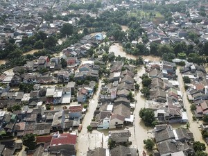 Detik-detik Banjir Kiriman Genangi Villa Jatirasa Bekasi Saat Tengah Malam
