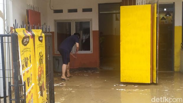 Banjir di Pondok Gede Permai surut, Minggu (25/10/2020) pukul 12.00 WIB (Arun/detikcom)