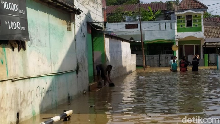 Banjir di Villa Jatirasa Bekasi, Minggu (25/10/2020) pukul 09.00 (Arun/detikcom)