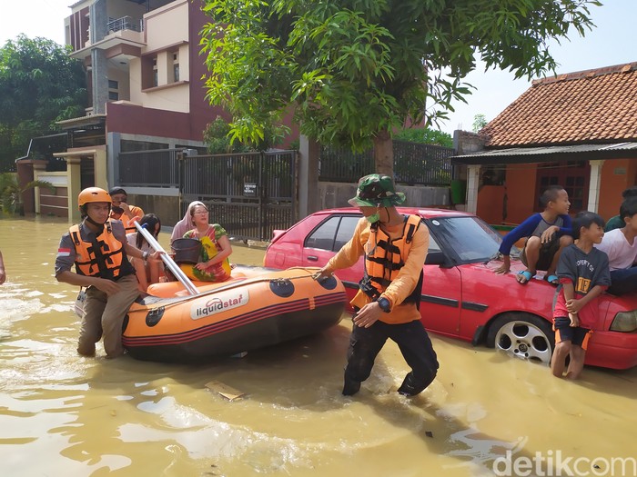 Banjir di Villa Jatirasa Bekasi, Minggu (25/10/2020) pukul 09.00 (Arun/detikcom)