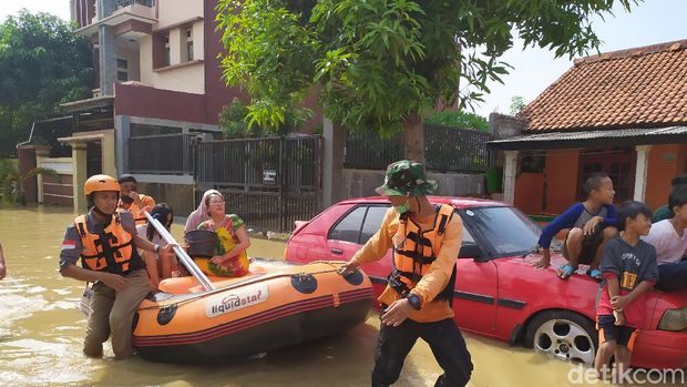 Banjir di Villa Jatirasa Bekasi, Minggu (25/10/2020) pukul 09.00 (Arun/detikcom)