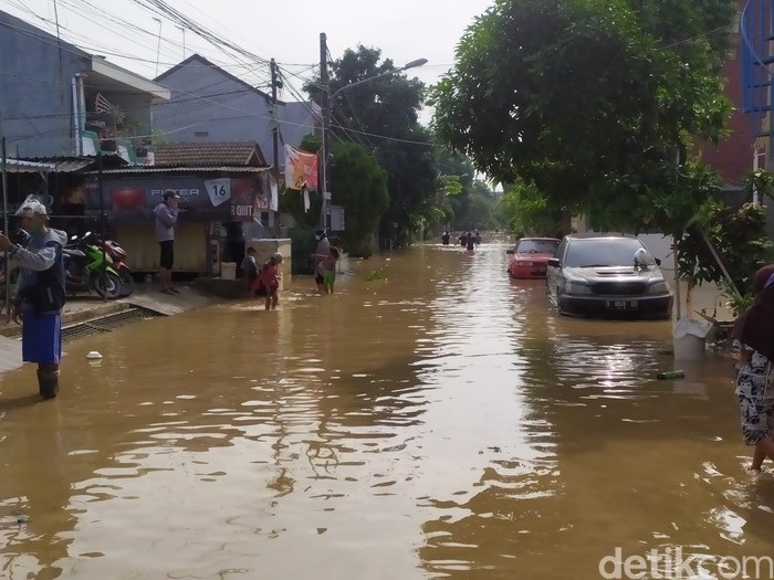 Banjir di Villa Jatirasa Bekasi, Minggu (25/10/2020) pukul 09.00 (Arun/detikcom)