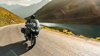 Hadirnya desain fairing depan baru, tampilan depan pun kini semakin dinamis sekaligus meningkatkan aerodinamika, namun tetap tidak mengganggu jarak pandang pengendara. Foto: BMW Motorrad