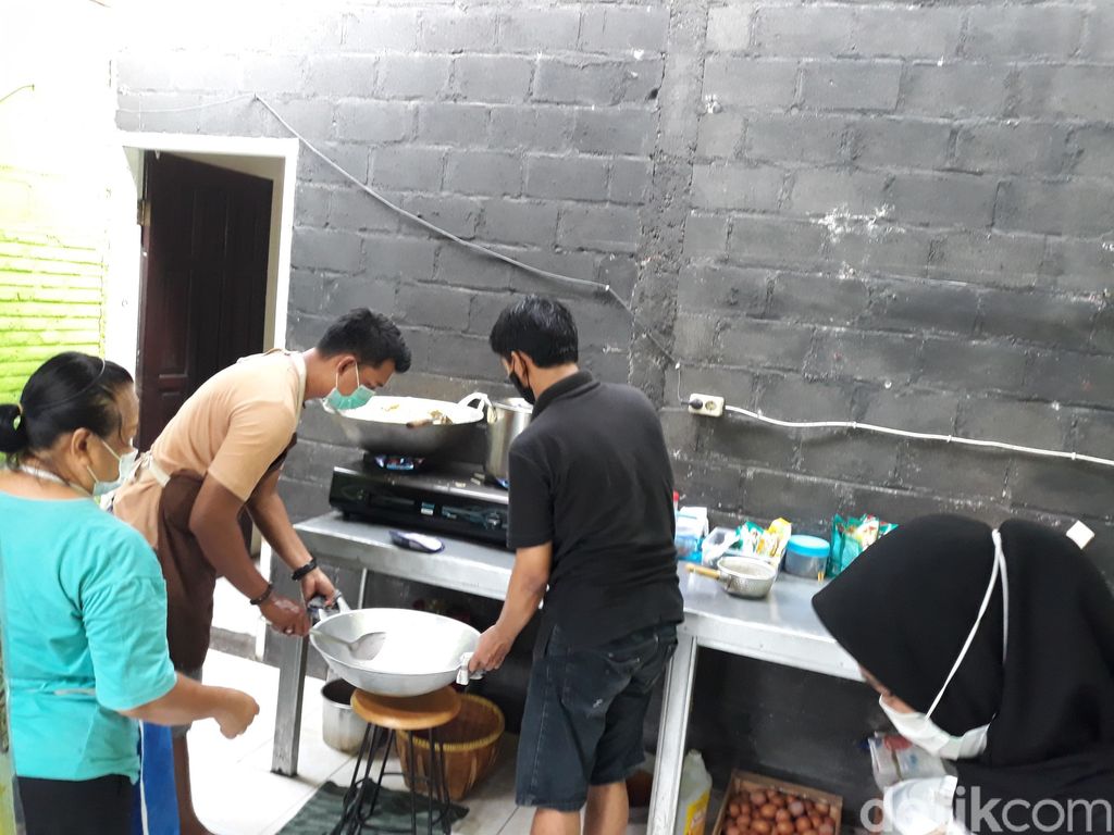 Cerita Koki yang Kena PHK Akibat COVID-19 Kini Beralih Jadi Relawan