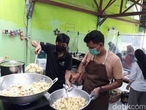 Cerita Koki yang Kena PHK Akibat COVID-19 Kini Beralih Jadi Relawan