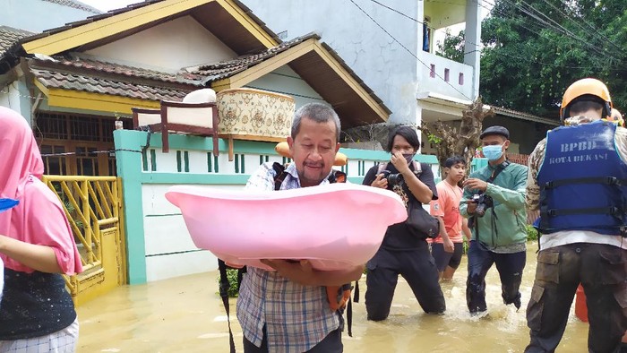 Cerita Warga Villa Jatirasa Bekasi Evakuasi Bayi dari Banjir