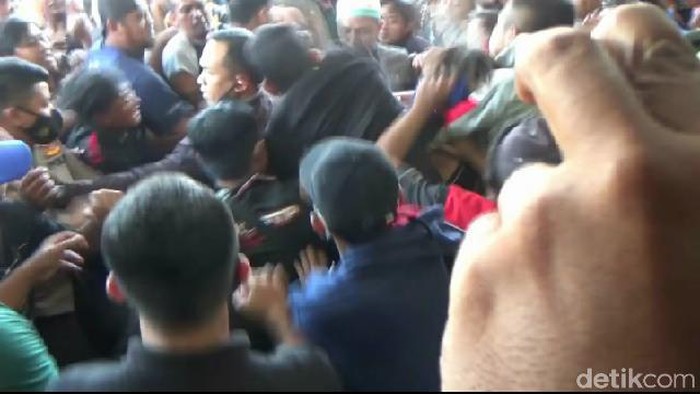 Seorang pelaku curanmor di Kota Probolinggo dimassa usai terjatuh dari motor curian. Sementara dua pelaku lainnya kabur.