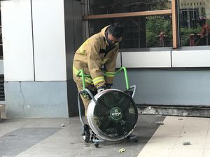 Video: Pasaraya Manggarai Berasap Akibat Panel di Basement Terbakar