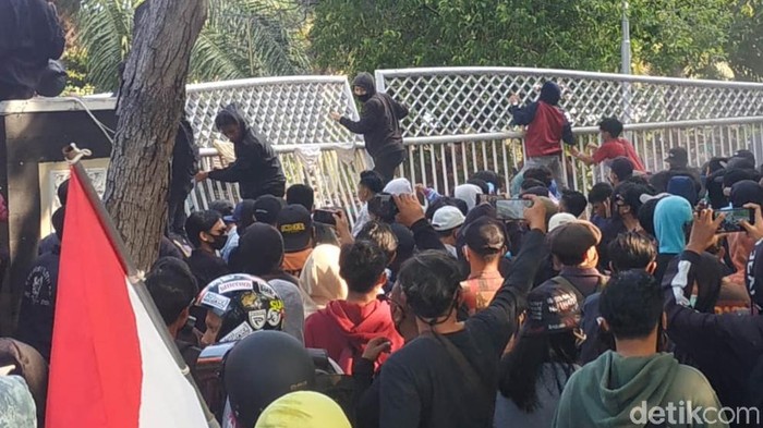 Satu dari 12 pedemo yang sempat diamankan dalam kericuhan demo Omnibus Law di Banyuwangi, ditetapkan sebagai pelaku anak. Polisi tidak melakukan penahanan terhadap pelajar tersebut.