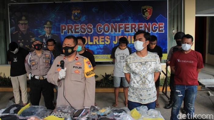 Polisi mengamankan 5 perusuh dalam demo menolak Omnibus Law yang digelar Aliansi Jember Menggugat (AJM) di DPRD Jember. Mereka terdiri dari 2 pelajar, 2 pekerja swasta dan seorang mahasiswa.