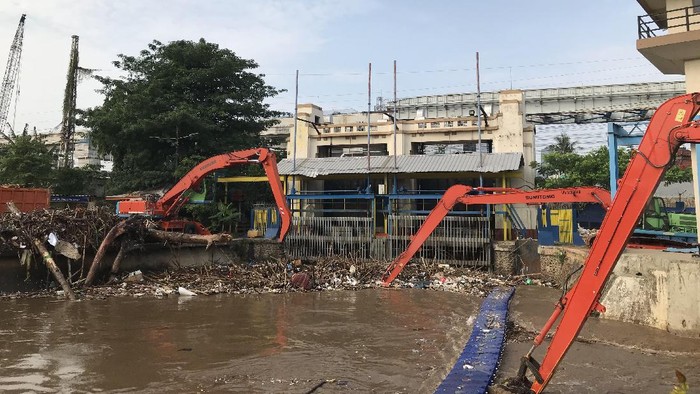 Ekskavator angkat sampah dari Pintu Air Manggarai (Foto: Tiara/detikcom)