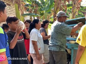 Emak-emak Youtuber Ini Traktir Bakso Buat Warga Sekampung