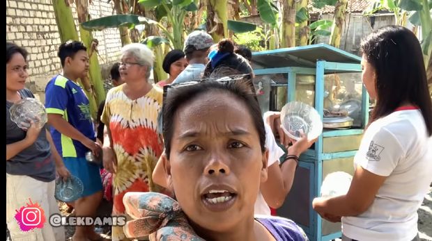 Emak-emak Youtuber Ini Traktir Bakso Buat Warga Sekampung
