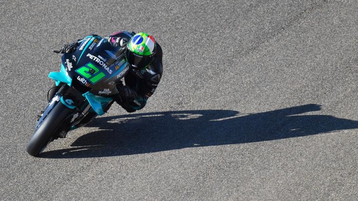 ALCANIZ, SPAIN - OCTOBER 24: Franco Morbidelli of Italy and Petronas Yamaha SRT  rounds the bend during the qualifying for the MotoGP of Teruel at Motorland Aragon Circuit on October 24, 2020 in Alcaniz, Spain. (Photo by Mirco Lazzari gp/Getty Images)