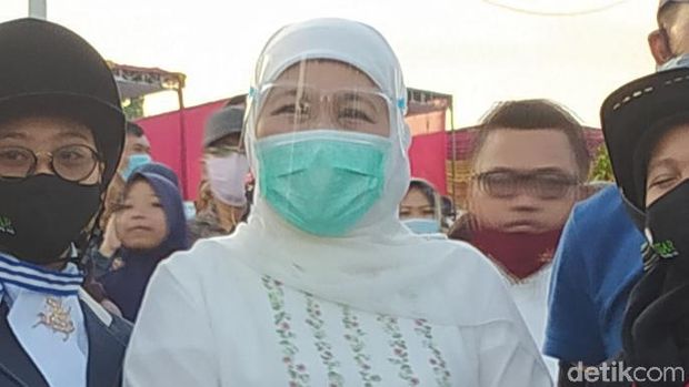 Gubernur Jawa Timur Khofifah Indar Parawansa meminta warga tetap menerapkan protokol kesehatan (prokes). Terutama pada libur panjang ahkir bulan ini.