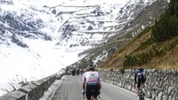 Giro dItalia juga disebut The Giro, adalah balapan sepeda jarak jauh untuk pesepeda profesional yang diadakan selama tiga minggu. AP Photo/Fabio Ferrari