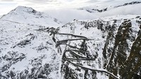 Salah satu jalur yang dilintasi para pembalap sepeda ini adalah melintasi pegunungan Dolomites. AP Photo/Marco Alpozzi