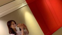 Han Na begitu ia akrab dipanggil. Wanita yang pernah berperan di drama Moon Lovers ini suka travelling. Ini salah satu posenya sambil menggigit gelas berisi es batu di hotel yang ada di Paris, Prancis. Foto: Instagram @k_hanna_