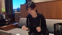 Selain suka travelling, Han Na juga suka kulineran. Ini momennya ketika akan menikmati patbingsoo mangga yang menggugah selera. Foto: Instagram @k_hanna_