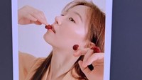 Buah raspberry juga ia jadikan property untuk berpose di pemotretan sebuah majalah. Begini pose cantiknya! Foto: Instagram @k_hanna_