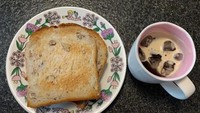 Saat sarapan, pilihan Kang Han Na sangat sederhana. Hanya roti gandum panggang dan es Americano yang nikmat. Foto: Instagram @k_hanna_
