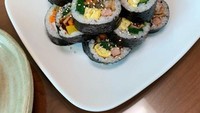 Kimbab juga jadi salah satu makanan favoritnya kalau sedang berada di resto Korea. Ia memilih kimbab dengan isian ham, telur, wortel, dan bahan lainnya. Foto: Instagram @k_hanna_
