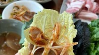 Sayuran yang dipilih Han Na untuk membungkus Korean BBQ favoritnya adalah sawi putih. Ia juga menambahkan banchan daun bawang di sana. Foto: Instagram @k_hanna_