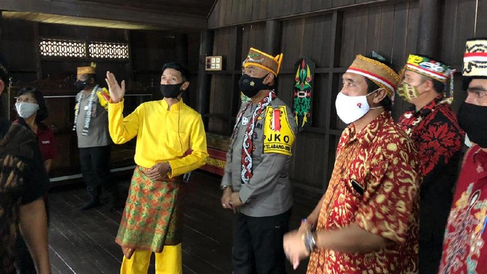 Kapolda Kalteng Irjen Dedi Prasetyo meresmikan renovasi Rumah Betang di lokasinl wisata budaya Suku Dayak