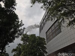 Kepulan Asap Terlihat di Pasaraya Manggarai
