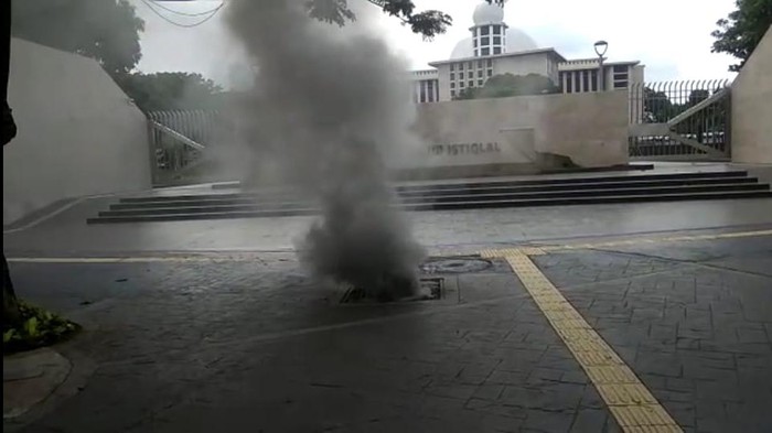 Kepulan Asap Terjadi di Gorong-gorong Dekat Istiqlal Akibat Korsleting