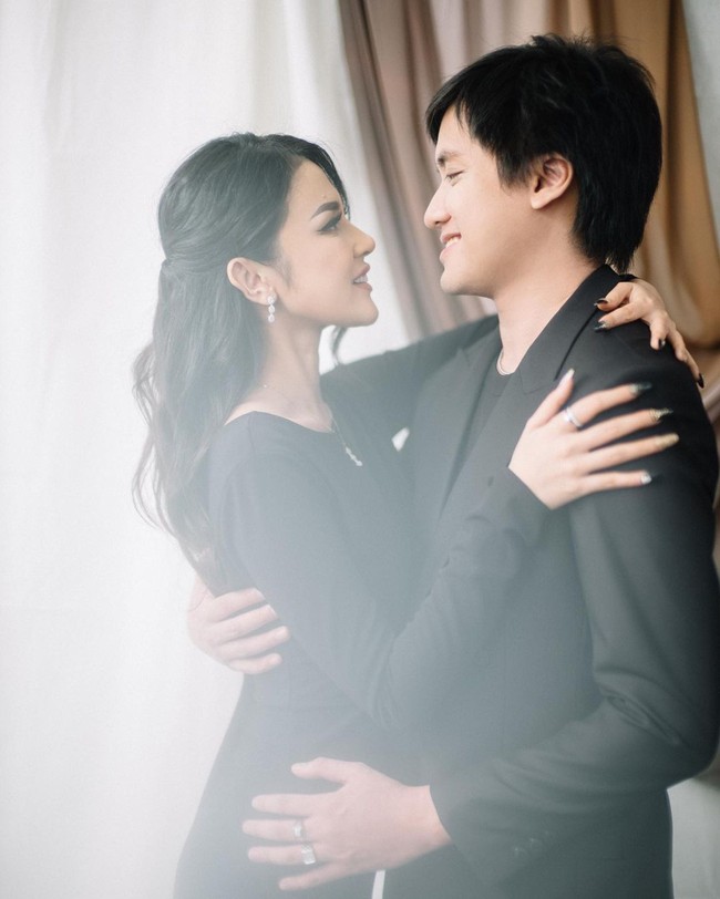 Sebelum melangsungkan pernikahan, Kevin dan Vicy melakukan pemotretan pre-wedding berkonsep simpel elegan. Keduanya kompak berbusana hitam-hitam. Foto: Instagram/@vicymelanie