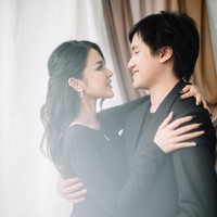 Sebelum melangsungkan pernikahan, Kevin dan Vicy melakukan pemotretan pre-wedding berkonsep simpel elegan. Keduanya kompak berbusana hitam-hitam. Foto: Instagram/@vicymelanie