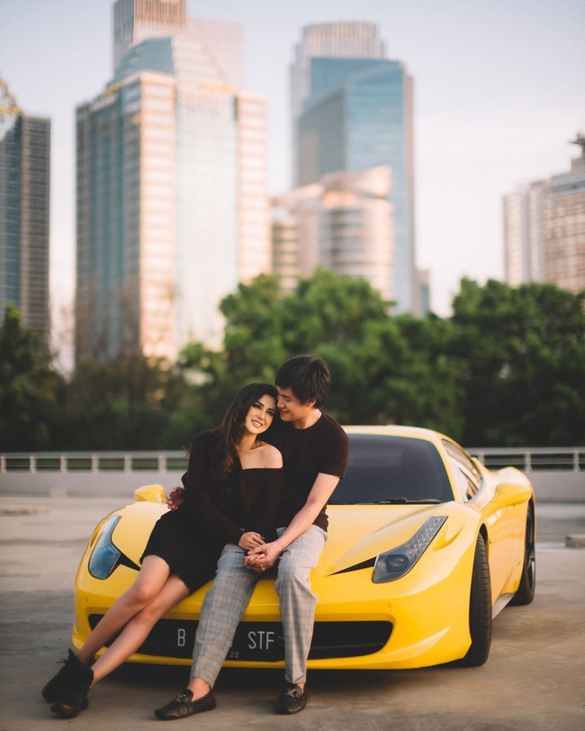 Pada konsep pemotretan lainnya, Kevin dan Vicy mengenakan busana lebih casual namun tetap berbusana hitam-hitam. Foto: Instagram/@vicymelanie