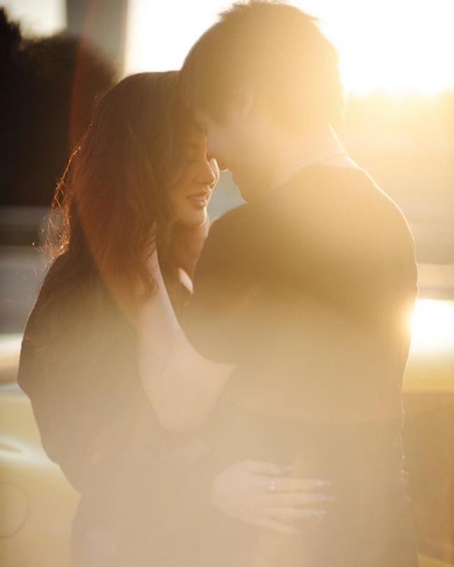 Foto pre-wedding digarap oleh fotografer Maximilian John dan digelar di dua tempat. Studio indoor dan outdoor. Foto: Instagram/@vicymelanie