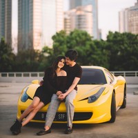 Pada konsep pemotretan lainnya, Kevin dan Vicy mengenakan busana lebih casual namun tetap berbusana hitam-hitam. Foto: Instagram/@vicymelanie