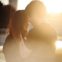 Foto pre-wedding digarap oleh fotografer Maximilian John dan digelar di dua tempat. Studio indoor dan outdoor. Foto: Instagram/@vicymelanie