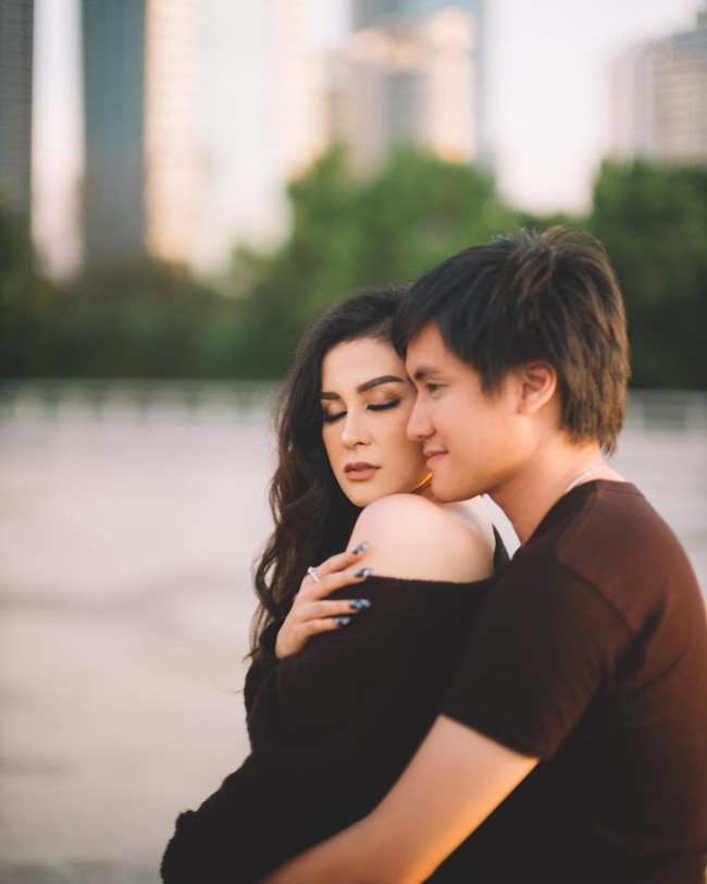 Prosesi akad nikah Kevin Aprilio dan Vicy Melanie akan berlangsung di pagi hari, tepatnya pukul 09.30. Rencana pernikahan dua sejoli ini sempat tertunda karena pandemi virus Corona. Seharusnya mereka telah menikah pada Mei 2020. Foto: Instagram/@vicymelanie