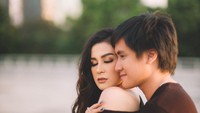 Kevin Aprilio dan Vicy Melanie akan menggelar ijab qabul secara live streaming pada pukul 09.30 WIB dan jumpa pers virtual pukul 11.00 WIB. Foto: Instagram/@vicymelanie