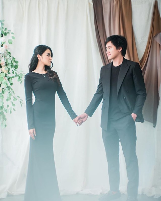 Sementara Kevin Aprilio mengenakan setelan jas hitam-hitam yang dipadu t-shirt berwarna senada. Busana Kevin datang dari koleksi Wong Hang Tailor. Foto: Instagram/@vicymelanie