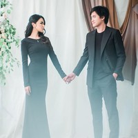 Sementara Kevin Aprilio mengenakan setelan jas hitam-hitam yang dipadu t-shirt berwarna senada. Busana Kevin datang dari koleksi Wong Hang Tailor. Foto: Instagram/@vicymelanie