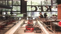 Gerai KFC Naughty by Nature ini juga mengusung konsep open kitchen. Jadi, pengunjung bisa melihat langsung pelayan saat menyiapkan pesanan. Foto: KFC